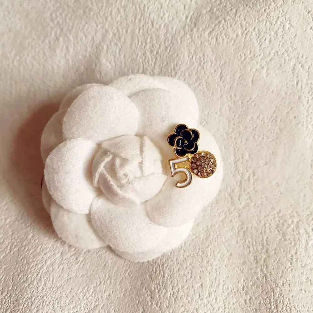 Luxury Womens 5CM New Retro Digital Camellia Brooch Korean Fabric Versatile Suit Sweater Pin Accessory Corsage Y251111