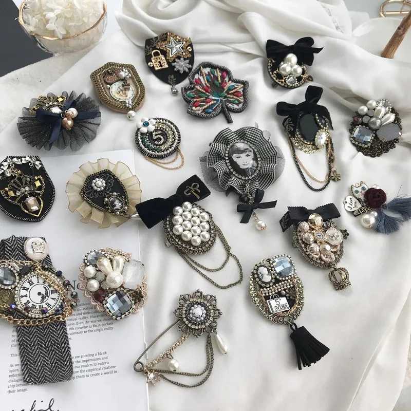 Luxury 22 Style Elegant Women Camellia 5 Number Badges Tassel Pearl Crystal Brooches Pins Classic Vintage Wedding Party Brooch Jewelry Y251111