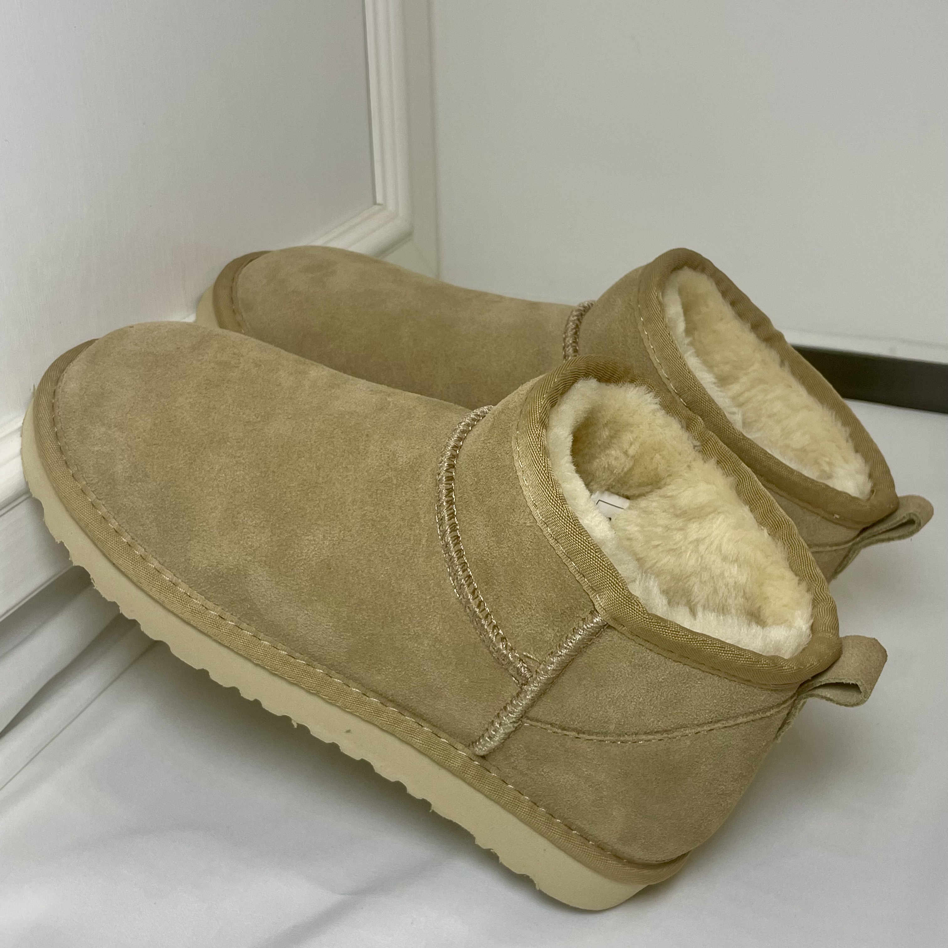 2026 New Winter Warm Wool Lined Short Boots Cotton Shoes Neutral Non slip Soft Bottom Comfortable Inflatable Cotton Shoes Men and Women Same 35-44 Siz