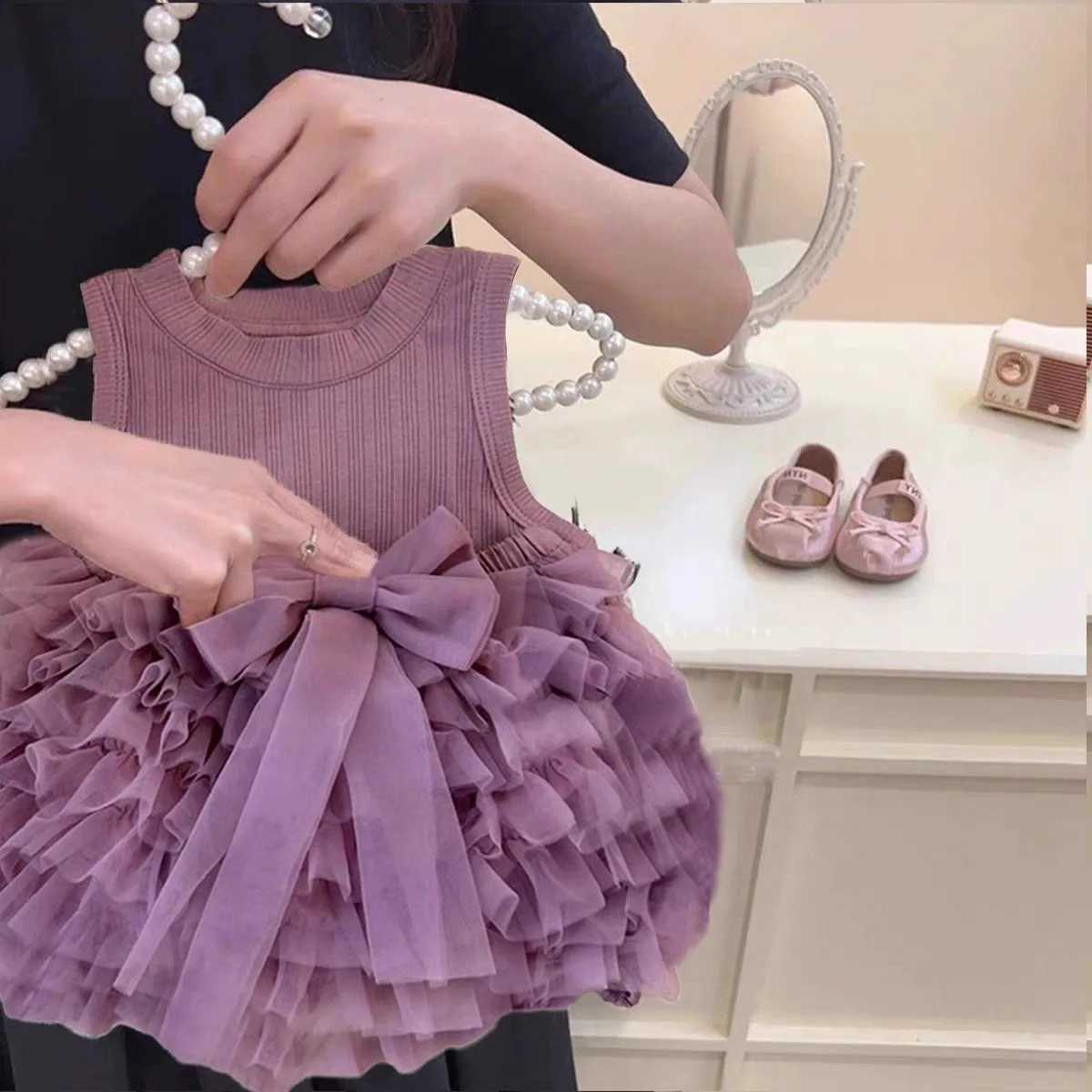 Girls clothing set new 2024 summer cute sleeveless top+fashionable childrens bow chart figure skiing childrens clothing set baby clothingXJ250410