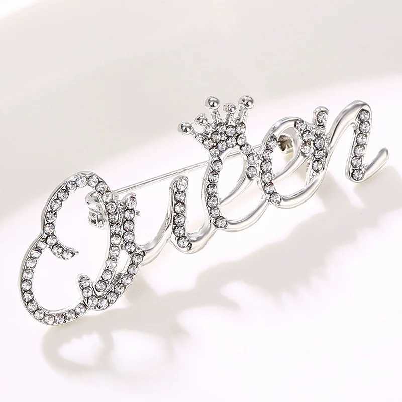 Luxury Fashionable and Versatile Letter Brooch for Women Exquisite Rhinestone Crown Pin Queen Suit Buckle Personalized Brooch Y251111