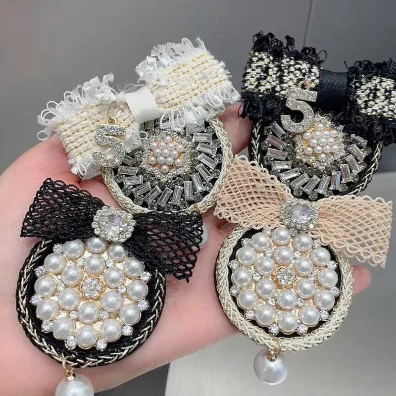 Luxury High-end Fabric Bow Brooches for Women Pearl Rhinestone Badge Sweater Suit Collar Pins Vintage Corsage Jewelry Accessories Y251111