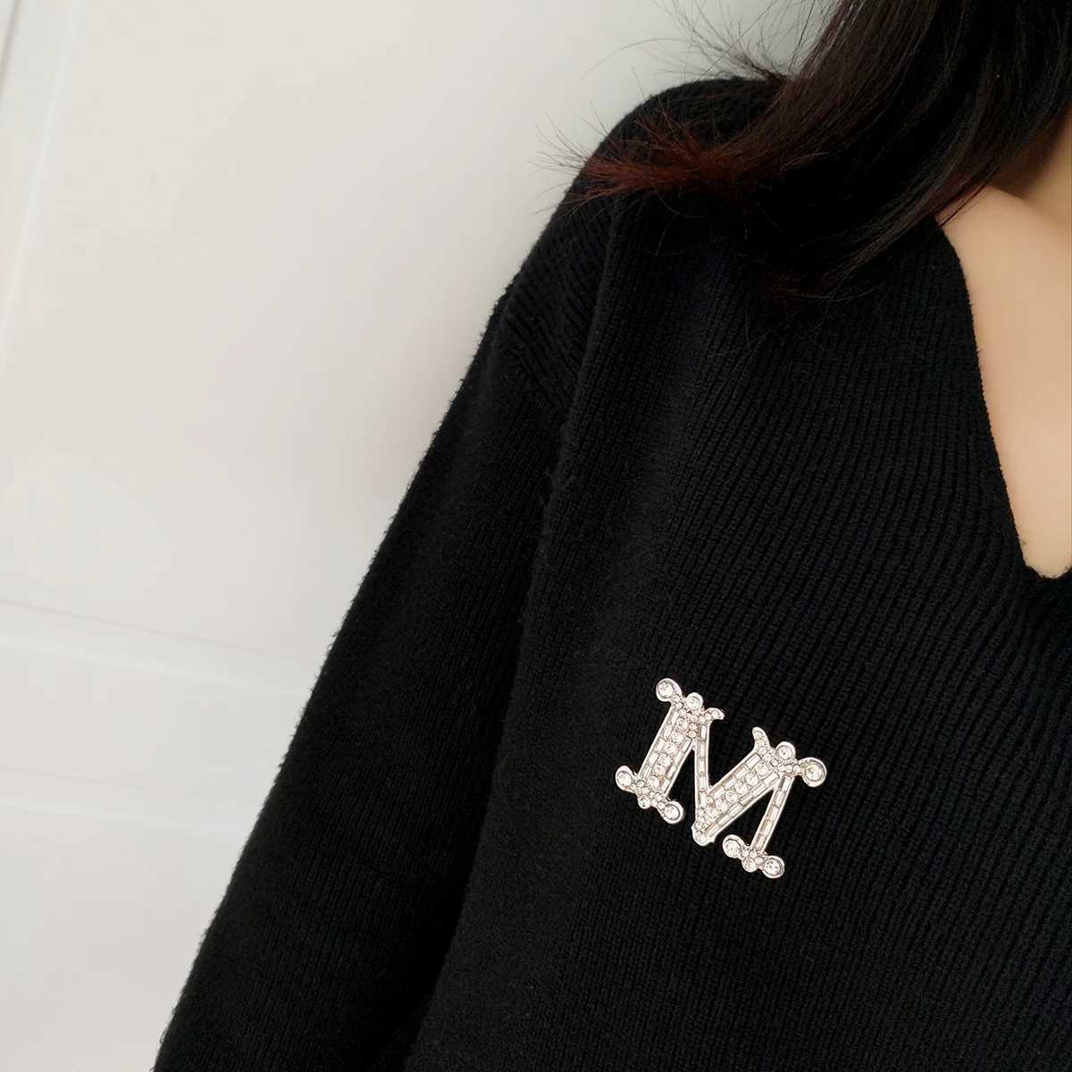 Luxury Light luxury senior sense English letters M glass zircon rhinestone corsage brooch womens pin Y251111