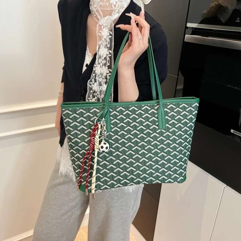 2025 new designer women's handbag classic retro style leather shopper with brass hardware and letters2