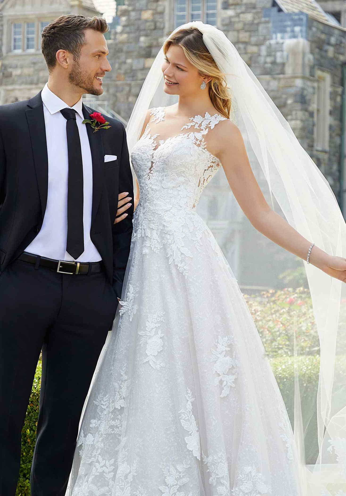 Elegant Wedding Dresses Ball Gown Sexy Bridal Gowns Sleeveless 3D-Flower Lace Royal Tail Plus Size vestidos de fiesta Customized Plus Size H25660.