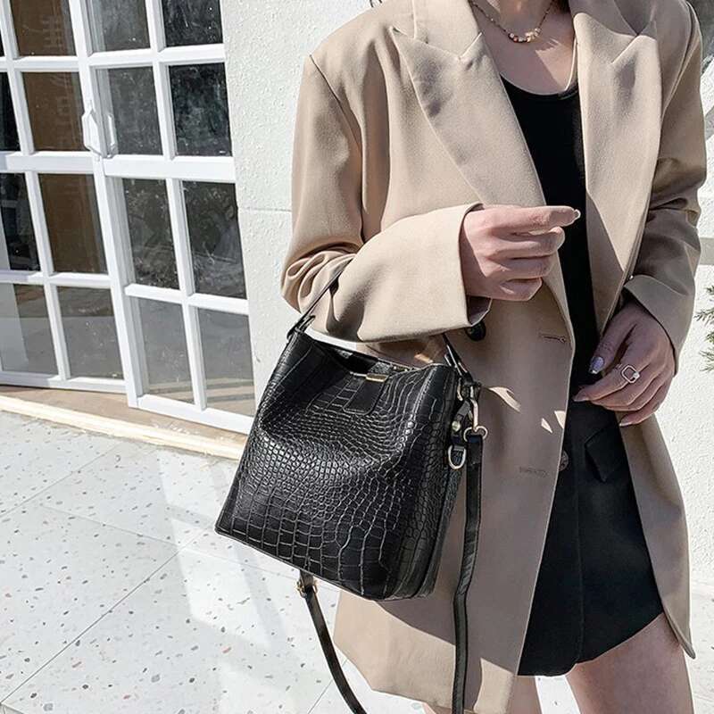 2025 New Retro Crocodile Leather Handbag, Single Shoulder Crossbody Bag, Fashion Designer, Women's Bucket, Large Capacity Women's Handbag4