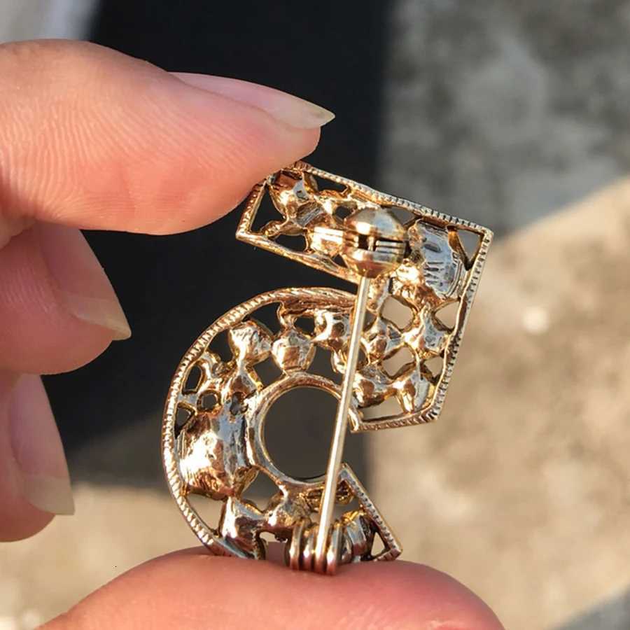 Luxury Luxury Brand Design Number 5 brooch Color Crystal Rhinestone Korean Brooches Accessories Jewelry Y251111