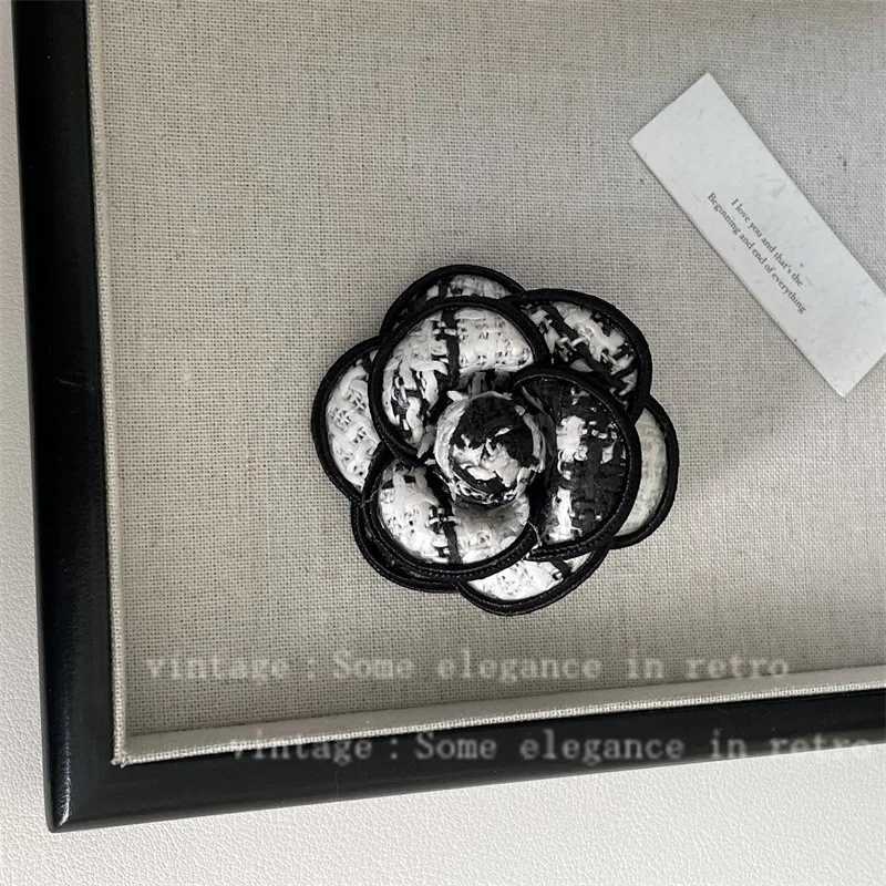 Luxury Elegant Women Girls Fashion Clothing Plaid Camellia Brooches Badges Classic Lady High Quality Partgy Wedding Pins Accessories Y251111