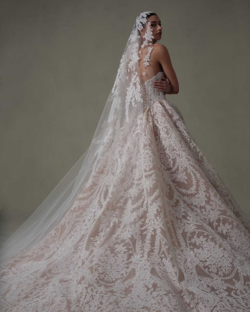 Luxurious Lace Ball Gown Wedding Dresses Strapless Sleeveless Bridal Gowns Simple Lace Up Robe De Mariee Customized