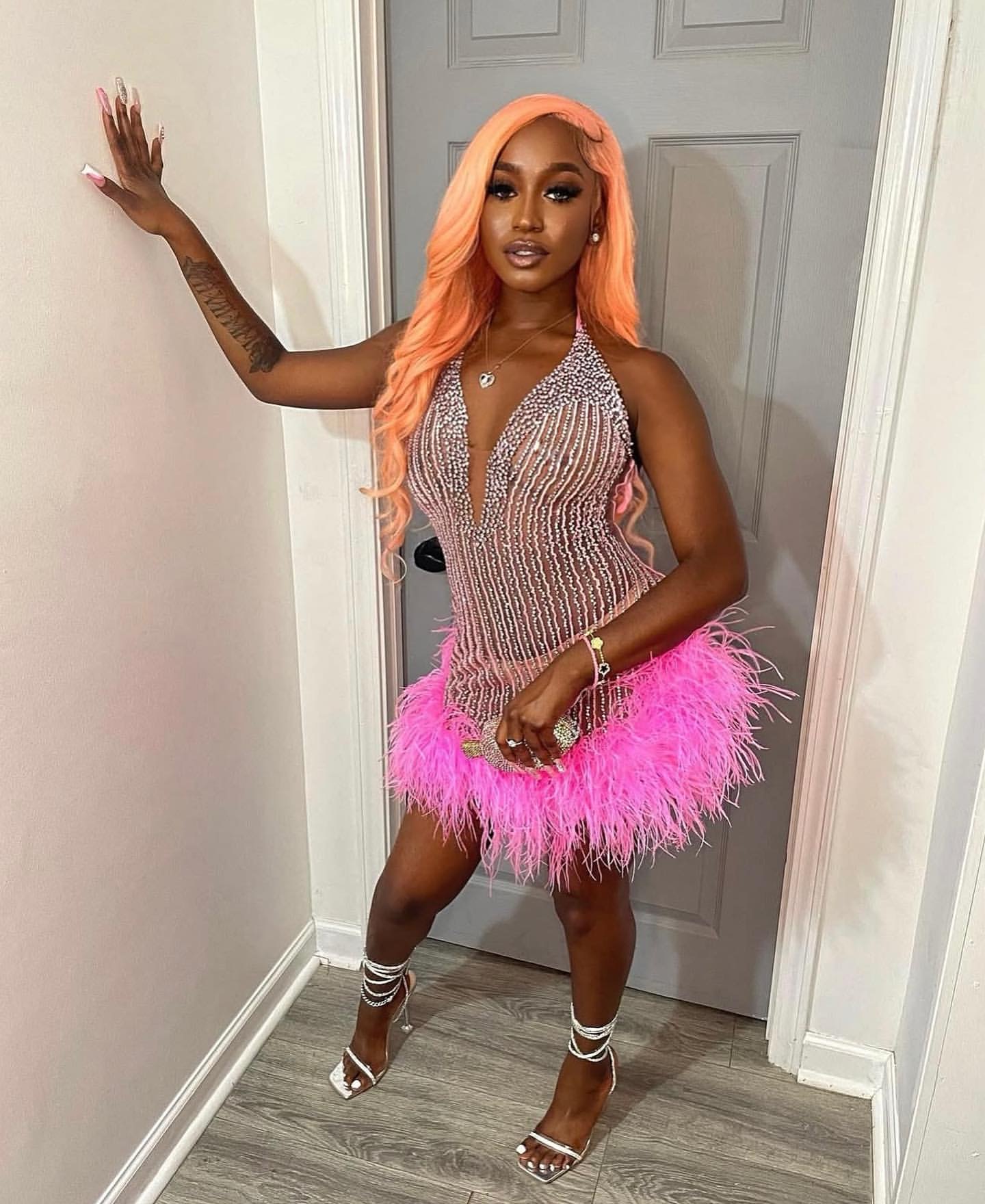 Chic Pink Sheath Cocktail Dress Feather Beaded Halter See Through Short Mini Graduation Homecoming Dresses For Special Occasions Sweetheart Gowns