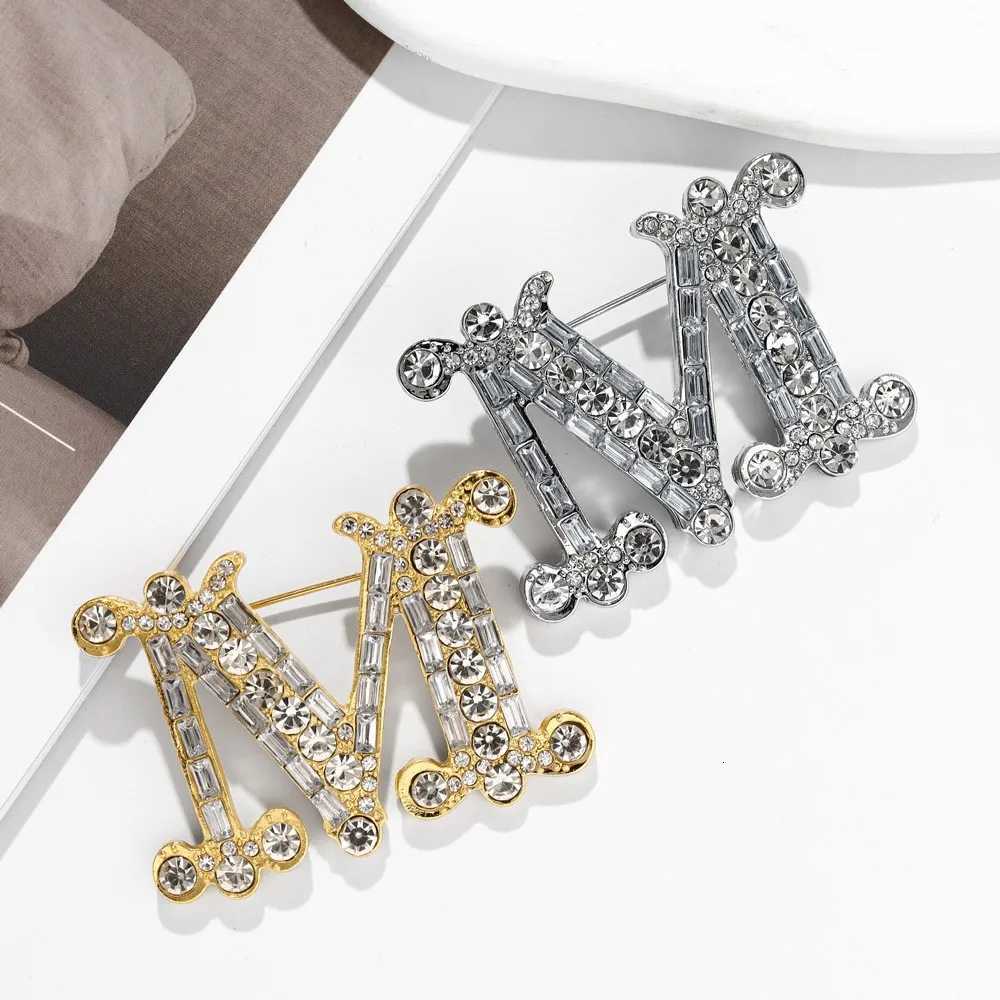 Luxury Trend Zircon Inlaid Letter M Brooch Charm Womens Brooch Fashion New Party Jewelry Accessories Gift Wholesale Y251111