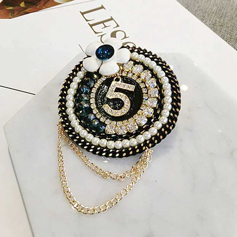 Luxury Luxury Rabbit Crown Fur Charm Simulated Pearl Brooch Pins Women Fringe Flower Ball Pearl Pendant Tassel Letter 5 Winter Brooches Y251111