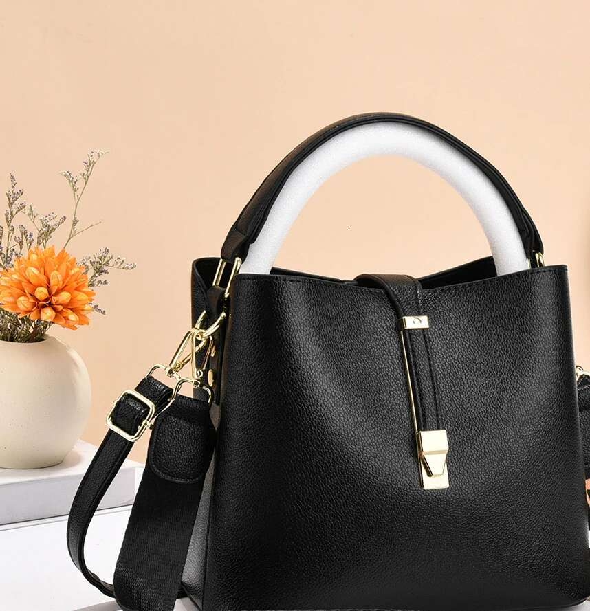 2025 New Fashion PU Chain Shoulder Strap Designer Women's Artificial Leather Large Capacity Handbag
