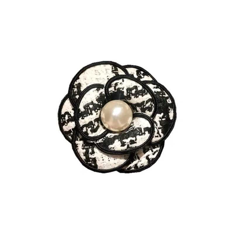 Luxury New Fabric Camellia Flower Brooch Korean Pearl Rhinestone Corsage Shirt Collar Pins Fashion Jewelry Gifts for Women Accessories Y251111