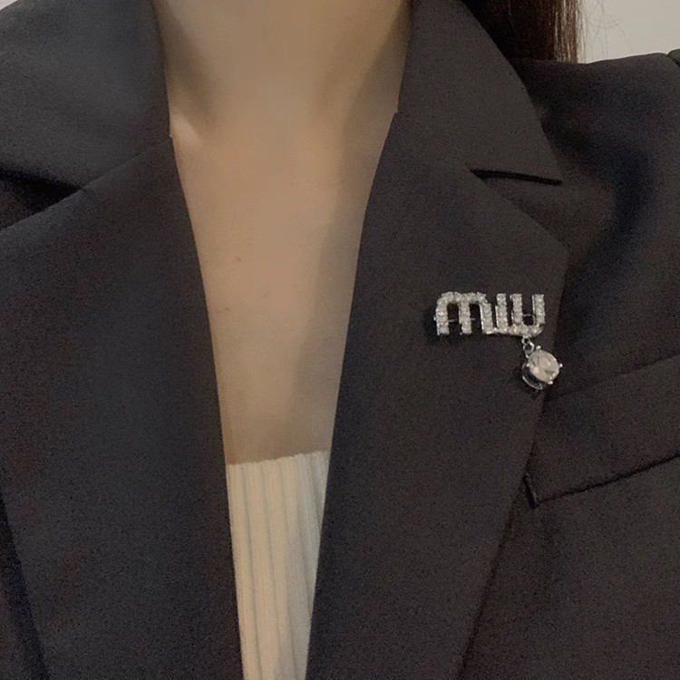 Womens Fashion Designer Brooch Pearl Pins Letter Diamond Brooches Gold Silver Copper 2025 Pin Christmas Gifts Party Marry Jewelry Love Accessories