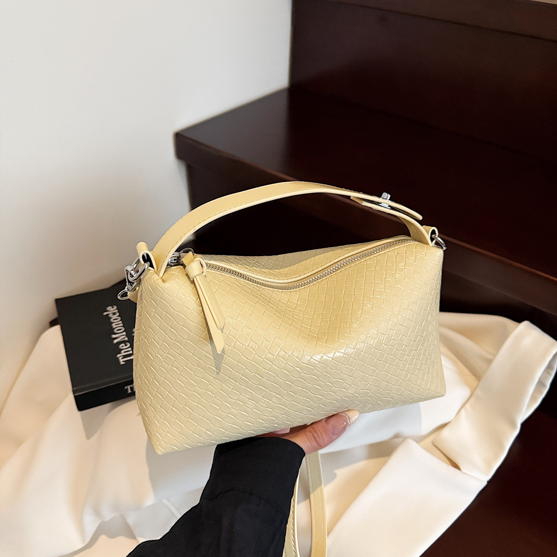 Luxury Brand Designer Bag French Niche Woven Handbag Casual Retro Underarm Bag Versatile Women's Bag Casual Stylish Crossbody Pillow Bag