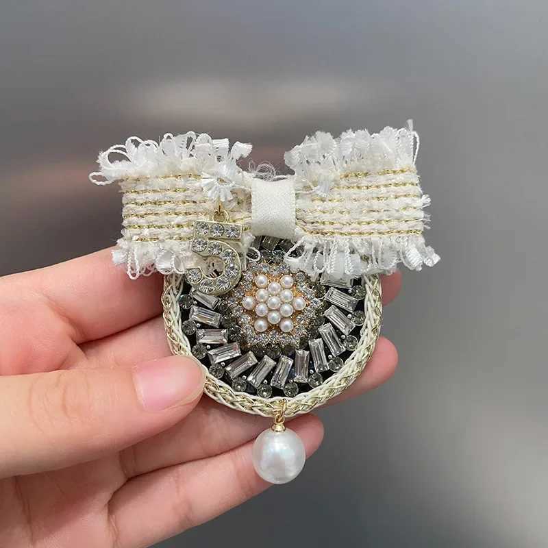 Luxury High-end Fabric Bow Brooches for Women Pearl Rhinestone Badge Sweater Suit Collar Pins Vintage Corsage Jewelry Accessories Y251111