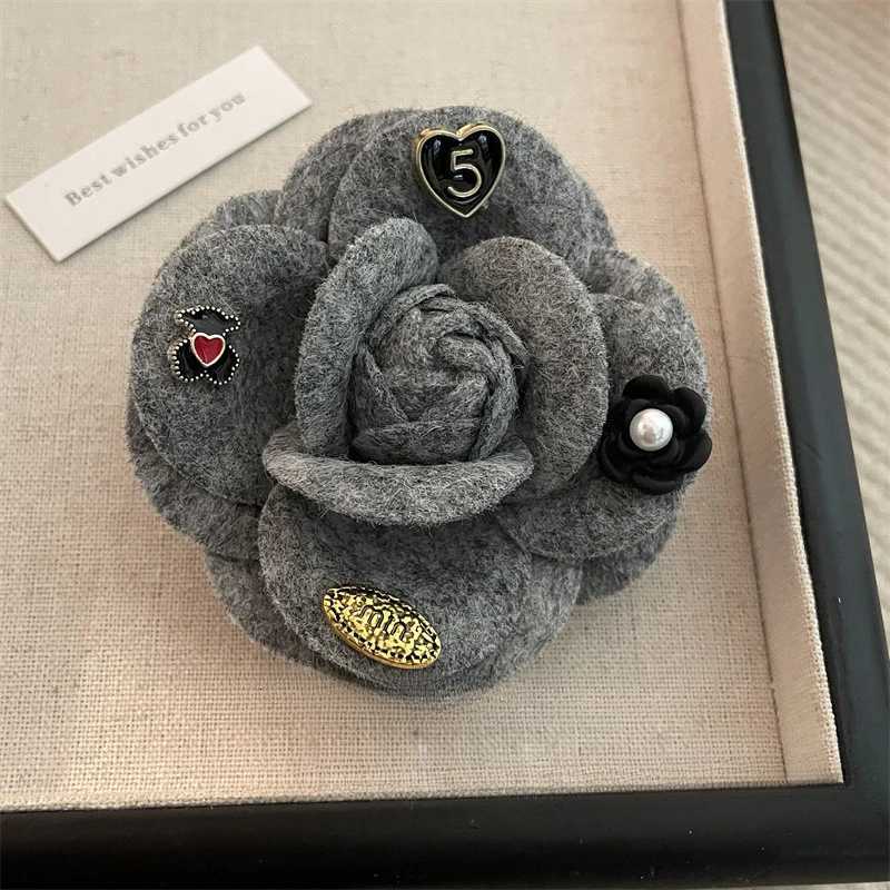 Luxury Korean Fabric Camellia Flower Brooches for Women Vintage Elegant Lapel Pins Scarf Buckle Sweater Badge Fashion Jewelry Gifts Y251111