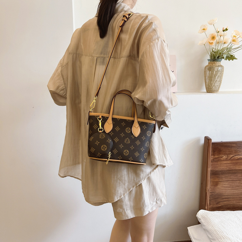 High-quality bucket bag, free home delivery, new designer women's stylish versatile trendy shoulder bag, luxury niche printed crossbody bag, clas