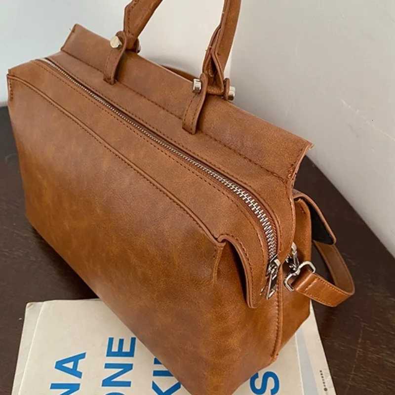 Summer Womens Messenger Bag Large Capacity Shoulder Bag Fashionable Design Handbag Vintage Postman Bag Commuting BagT251110