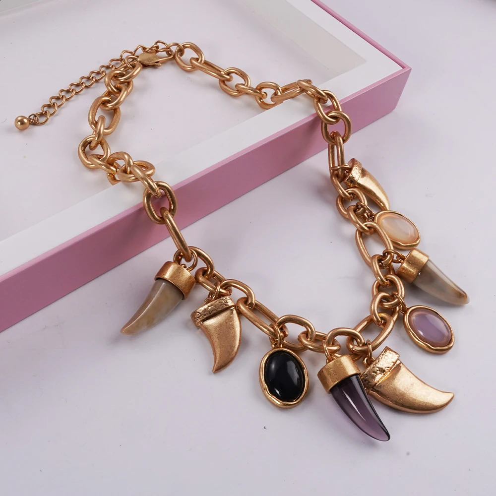 Speaker pendant necklace gold chain exquisite and lovely woman 250409