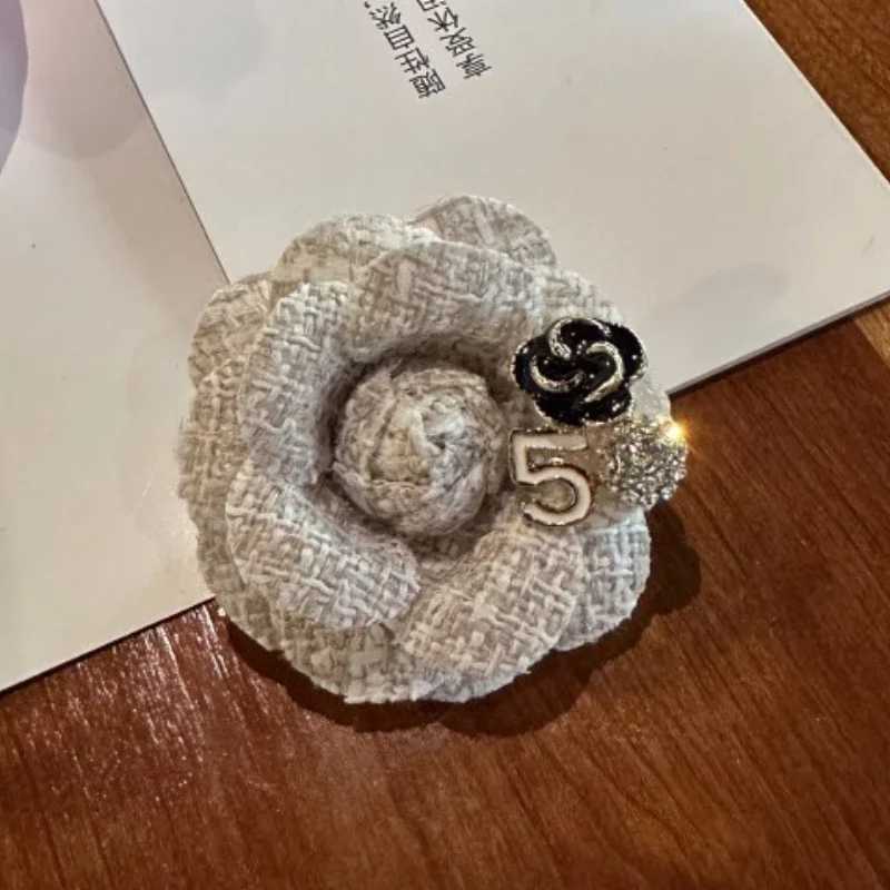 Luxury Elegant Fabric Camellia Flower Brooches for Women Fashion Crystal Corsage Lapel Pins Wedding Party Badge Clothing Accessories Y251111