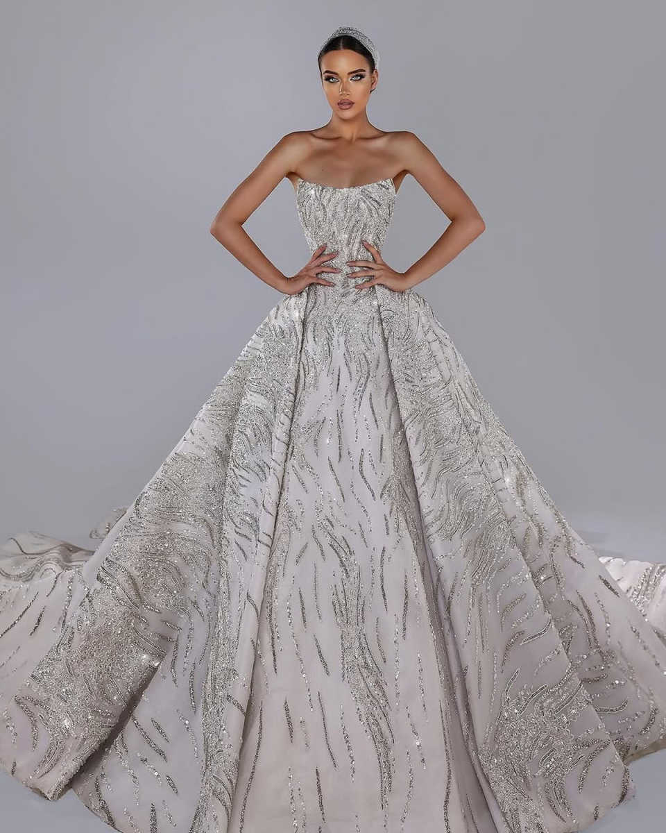 Luxurious Beaded A Line Wedding Dresses Strapless Sleeveless Bridal Gowns Glitter Crystal Robe De Mariee Customized
