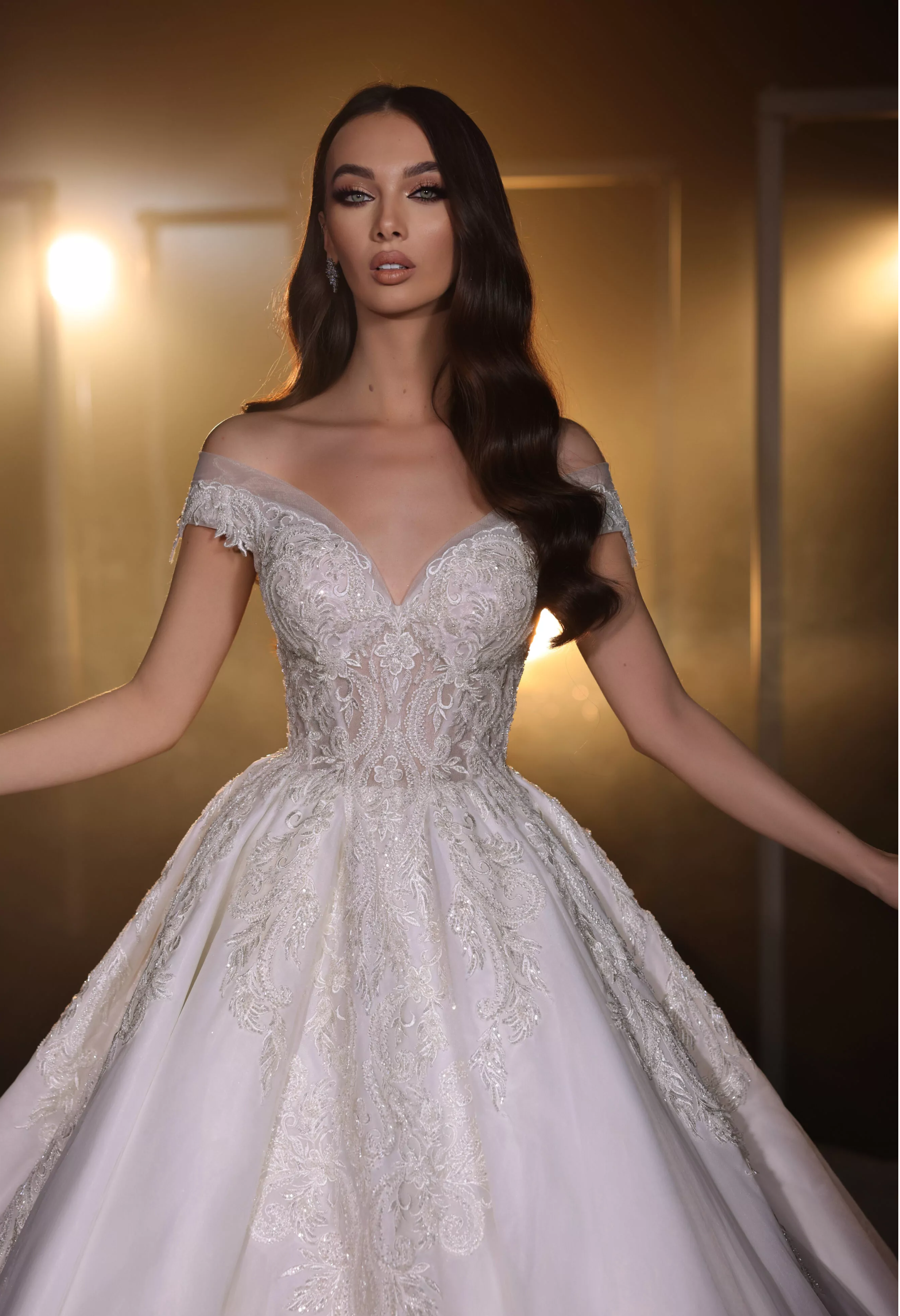 Classic Wedding Dresses Ball Gown Shine Lace Appliques Sexy Bridal Gowns Sequins Lace Royal Tail vestidos de fiesta Customized Plus Size H25641