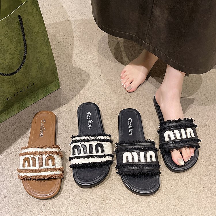 Ladies 2025 summer new small fragrant flat slippers wear fashion casual French fringe hundred with skirt beach flip-flops