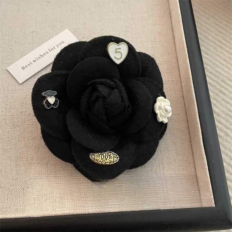 Luxury Korean Fabric Camellia Flower Brooches for Women Vintage Elegant Lapel Pins Scarf Buckle Sweater Badge Fashion Jewelry Gifts Y251111