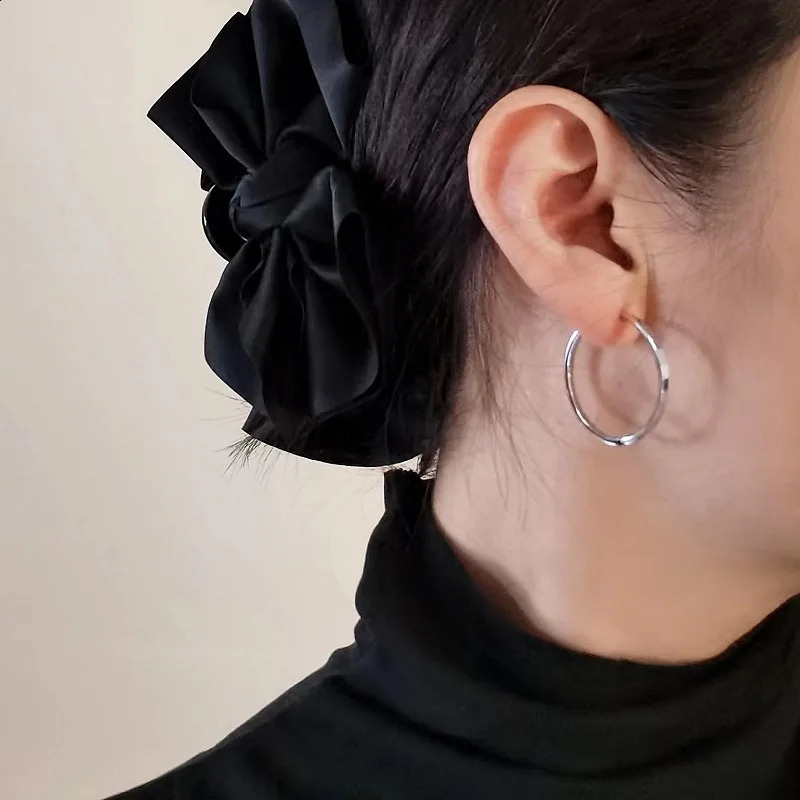 Fashionable and simple S925 sterling silver earrings with car pattern texture large ring earrings suitable for women. 250409