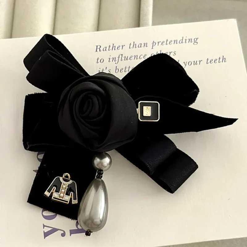 Luxury Korean Fabric Art Bow Tie Brooches Camellia Flower Crystal Pearl Tassel Lpael Pins Shirt Collar Fashion Jewelry Gifts for Women Y251111