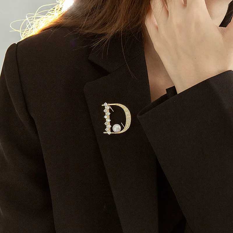 Luxury New Womens Light Luxury and High-end D Letter Zircon Brooch Pin Ins Design Coat Jacket Accessories Personalized Suit Corsage Y251111