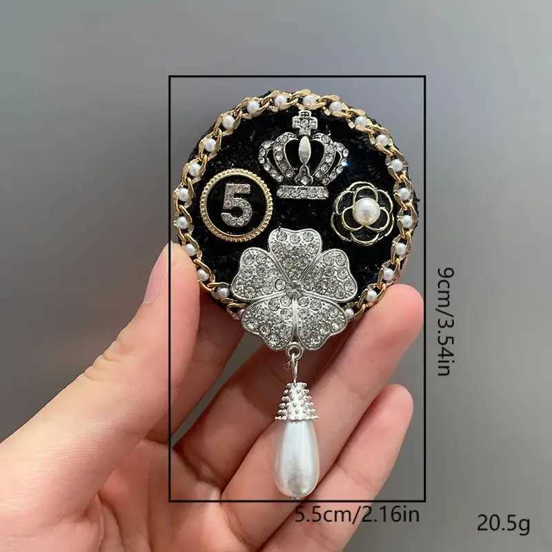 Luxury Xiaoxiangfeng alloy number 5 brooch pearl camellia high-end feeling suit collar Baroque brooch accessory Y251111