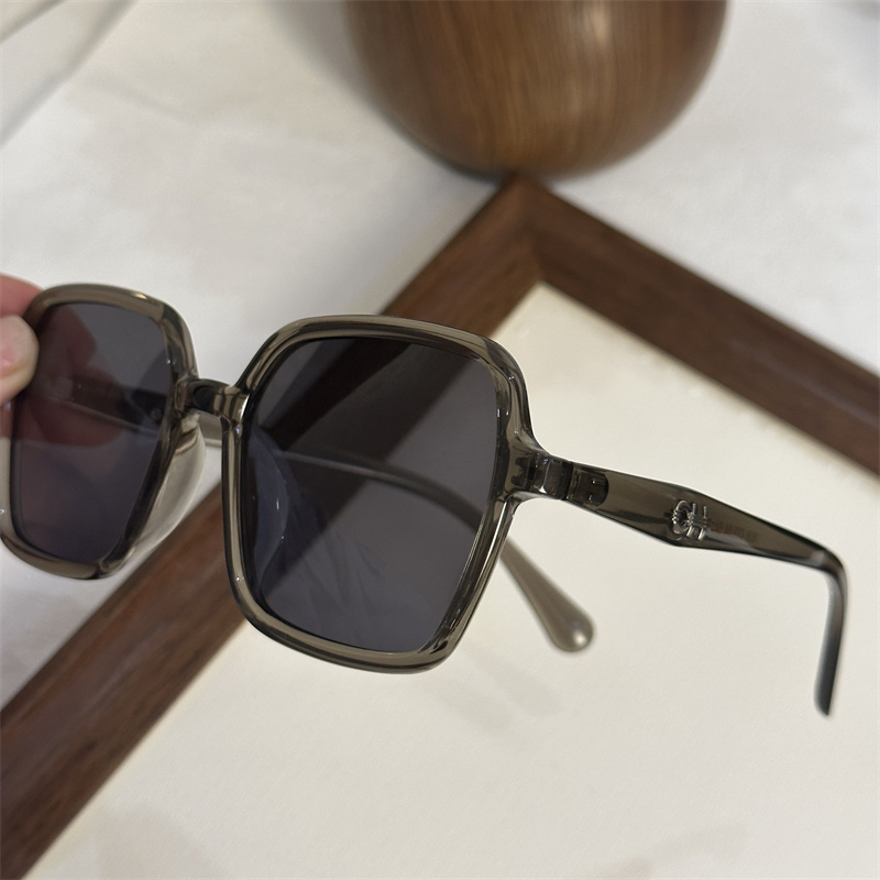 2025 new hot Free shipping designer Sunglasses for women men luxury summer new outdoor sun protection Black white gray coffee color Designer glasses
