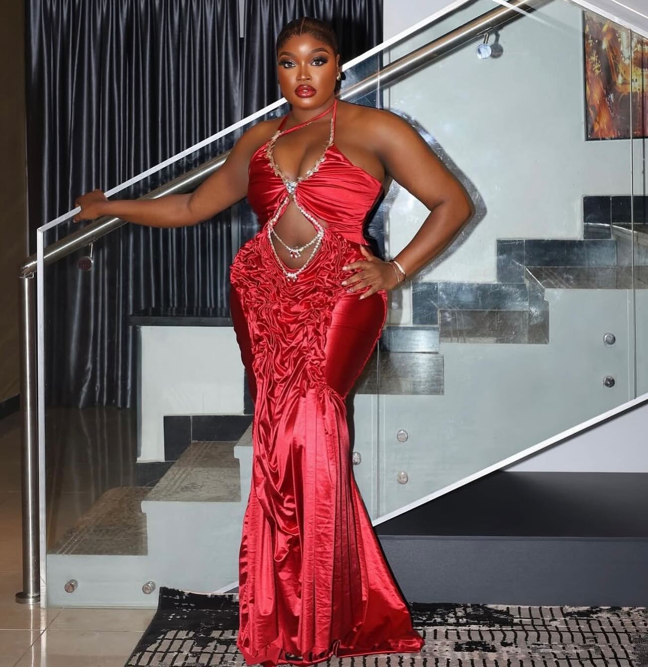 Dark Red Sheath Prom Dresses 2025 Halter Beaded Satin Stylish Evening Formal Party Second Birthday Engagement Gowns Plus Size Dress For Special Occasi