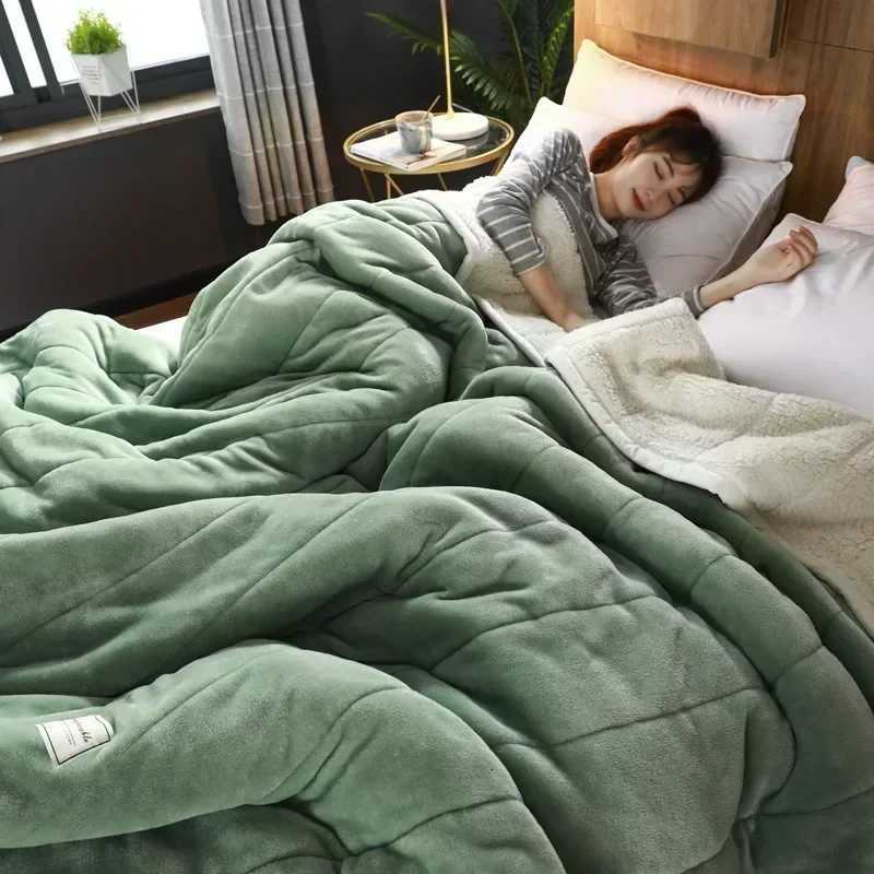 Coral Fleece Autumn Winter Warm Blankets for Bed 3 Layers Thicken Flannel Blanket Quilt Soft Comfortable Warmth Quilts Washable C251111