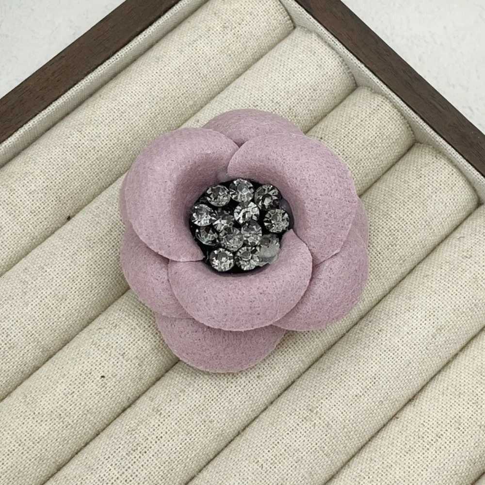 Luxury Korean Fabric Camellia Flower Brooches for Women Elegant Cloth Rhinestone Lapel Pin Handmade Design Fashion Jewelry Gifts Y251111