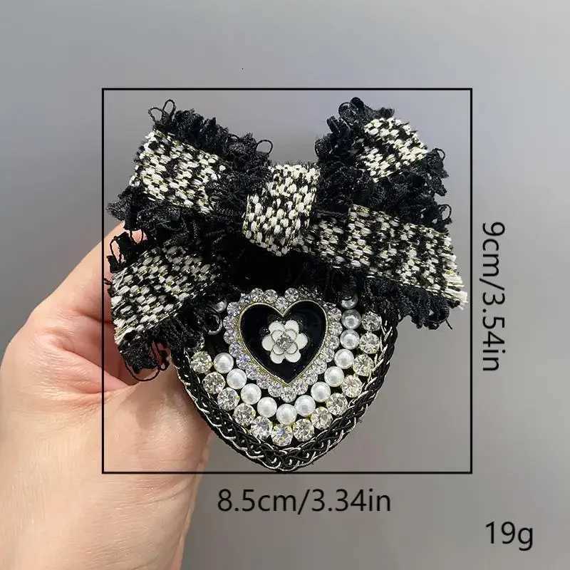 Luxury New Fabric Bow Brooch Pins for Women Pearl Crystal Flower Badge Fashion Heart-shaped Scarf Buckle Luxulry Jewelry Accessories Y251111