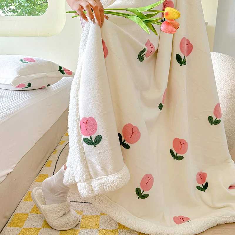 Winter Cartoon Printed Lamb Wool Blanket Thick and Warm Coral Fleece Blanket for Office Napping Fluffy Soft Plush Bedspread C251111