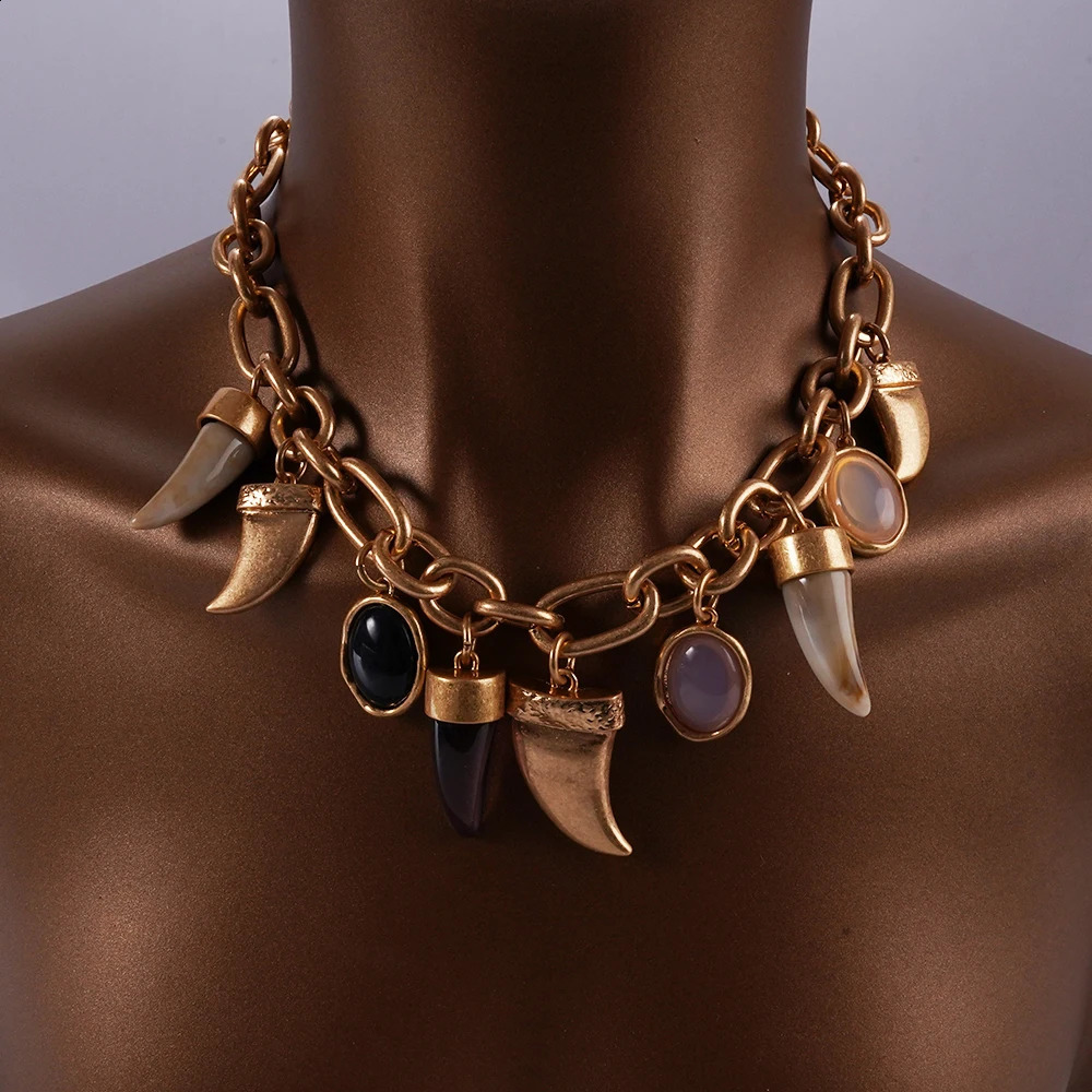 Speaker pendant necklace gold chain exquisite and lovely woman 250409