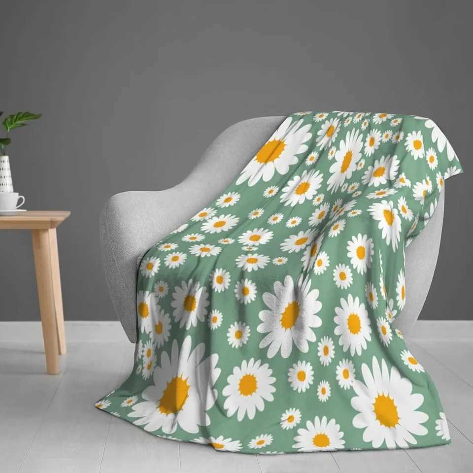 White Daisy Pattern Throw Blanket Perfect for Couch Bed Car Home Camping Lovely Flowers Fruit Fans Gift All Season Use C251111
