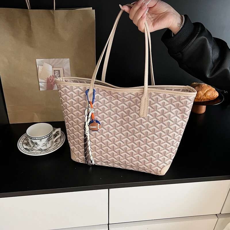 2025 new designer women's handbag classic retro style leather shopper with brass hardware and letters2
