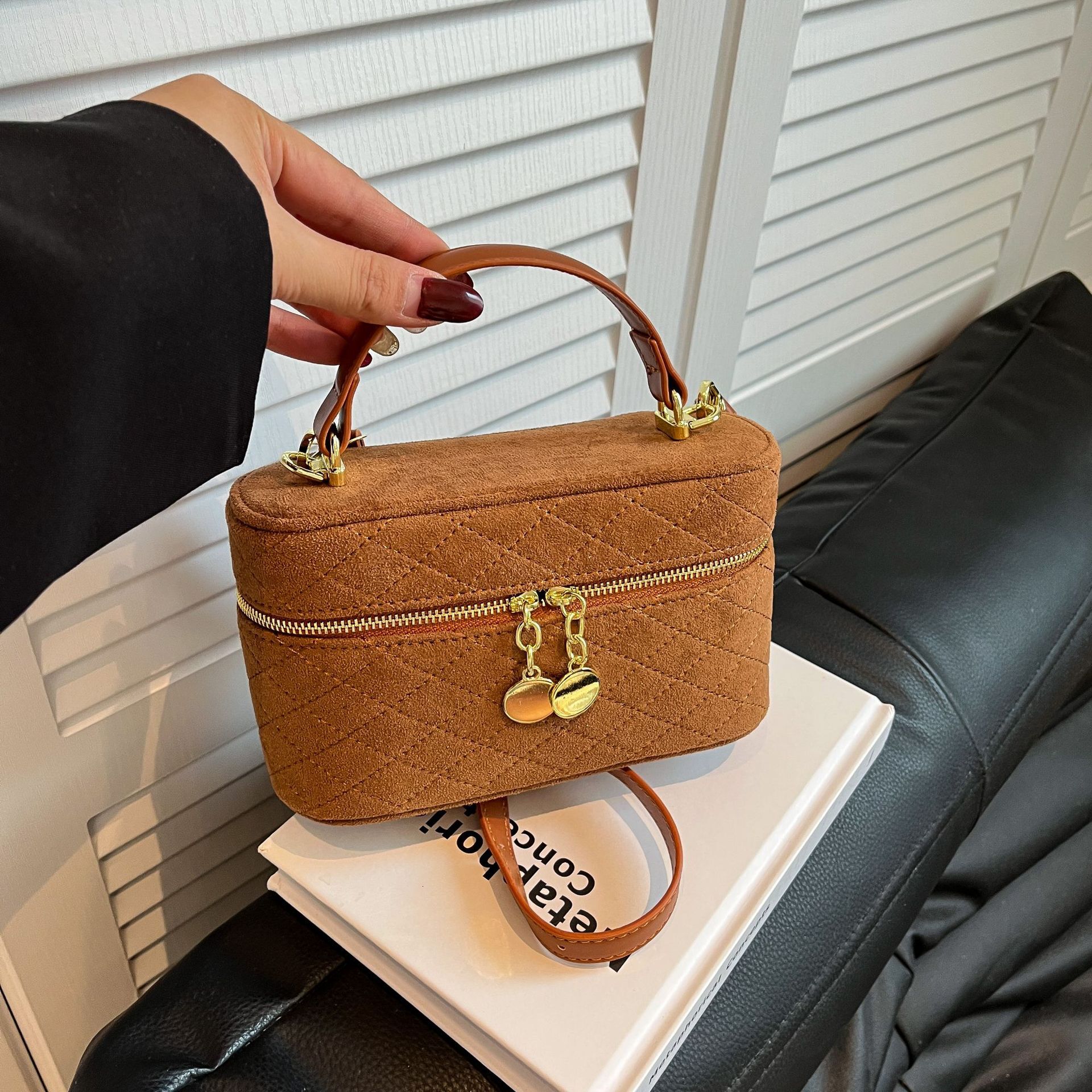 Luxury Brand Designer Bag High-End Matte Small Square Bag With Quilted Stitching, Vintage Women's Trendy Chain Fashion Crossbody Bag, Versatile H