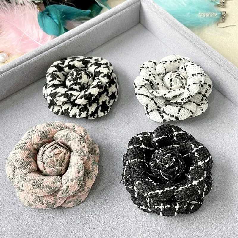 Luxury Retro Fabric Camellia Flower Brooch Pins for Women Fashion Cardigan Coat Corsage Lapel Pin Clothing Jewelry Accessories Girls Y251111