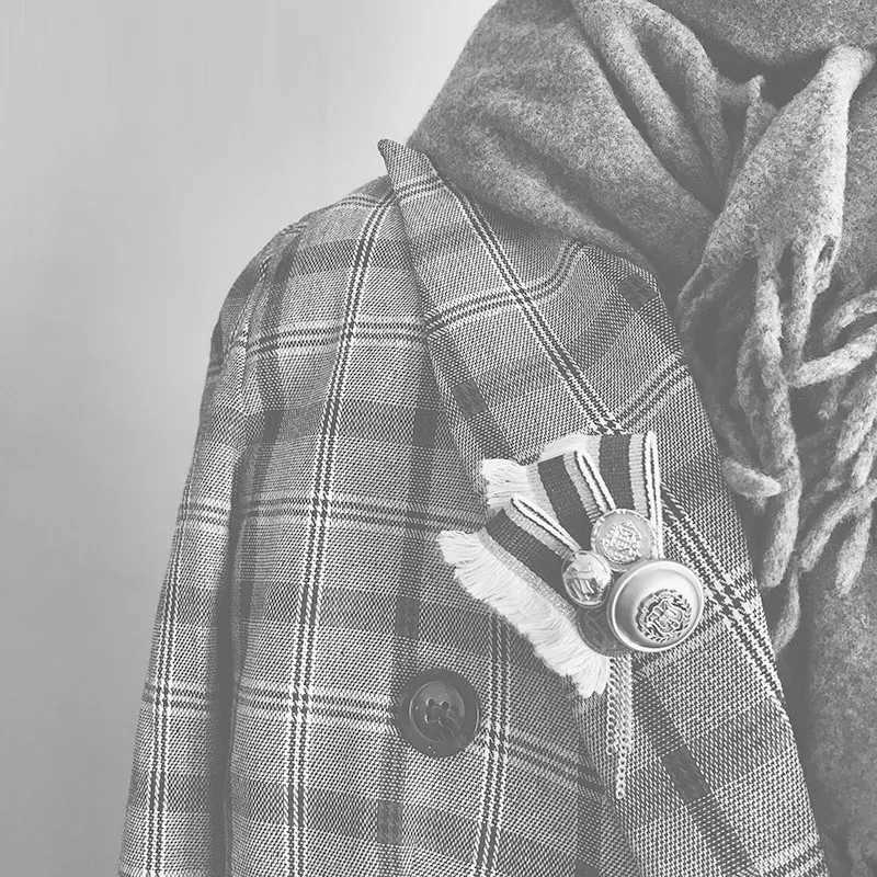 Luxury Vintage Handmade Small Fragrance Bow Crystal Brooch Pins for Women Pearl Fabric Tassel Chain Brooches Lapel Pin Girls Gifts Y251111