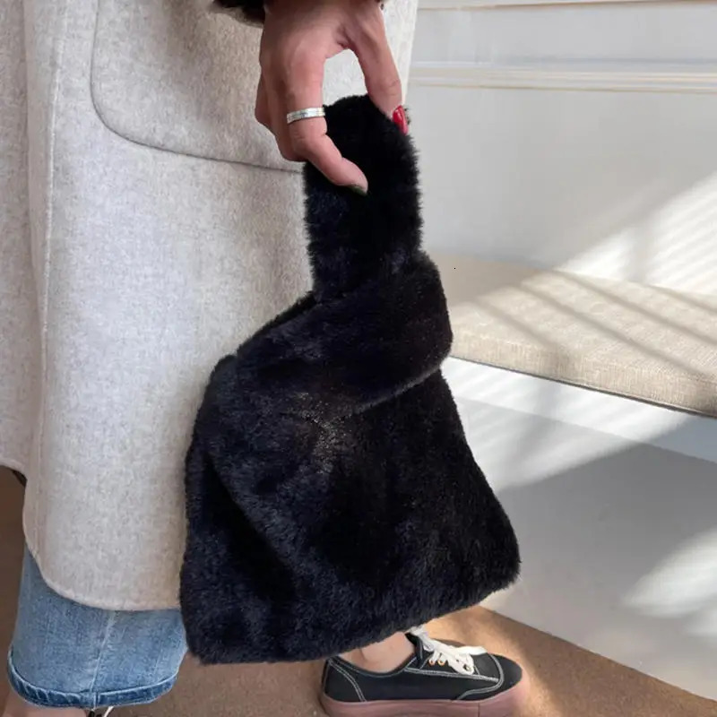 Winter Plush Handbag Soft Plush Bag Big Womens Plush Bags For Woman Warm Velvet Female Small Handbag Underarm Bag 251110
