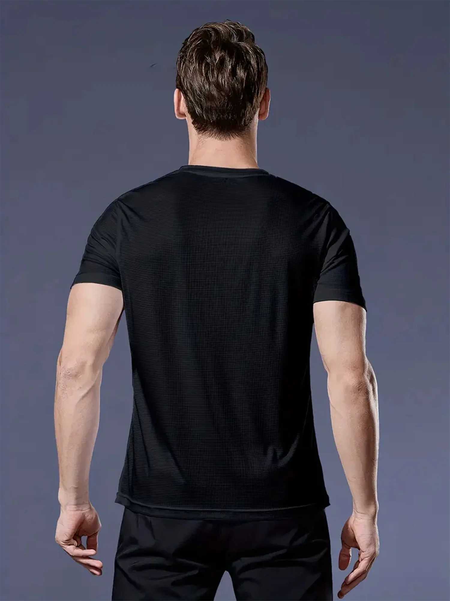 Round neck T-shirt 1 piece black ultra light mens quick drying breathable sweatshirt suitable for fitness gym and Ru M250411