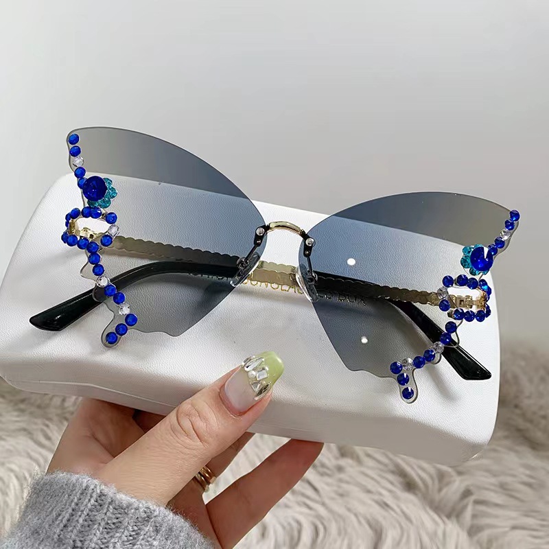 Chic Butterfly-Shaped Women's Sunglasses with Diamond Accents & No Frame