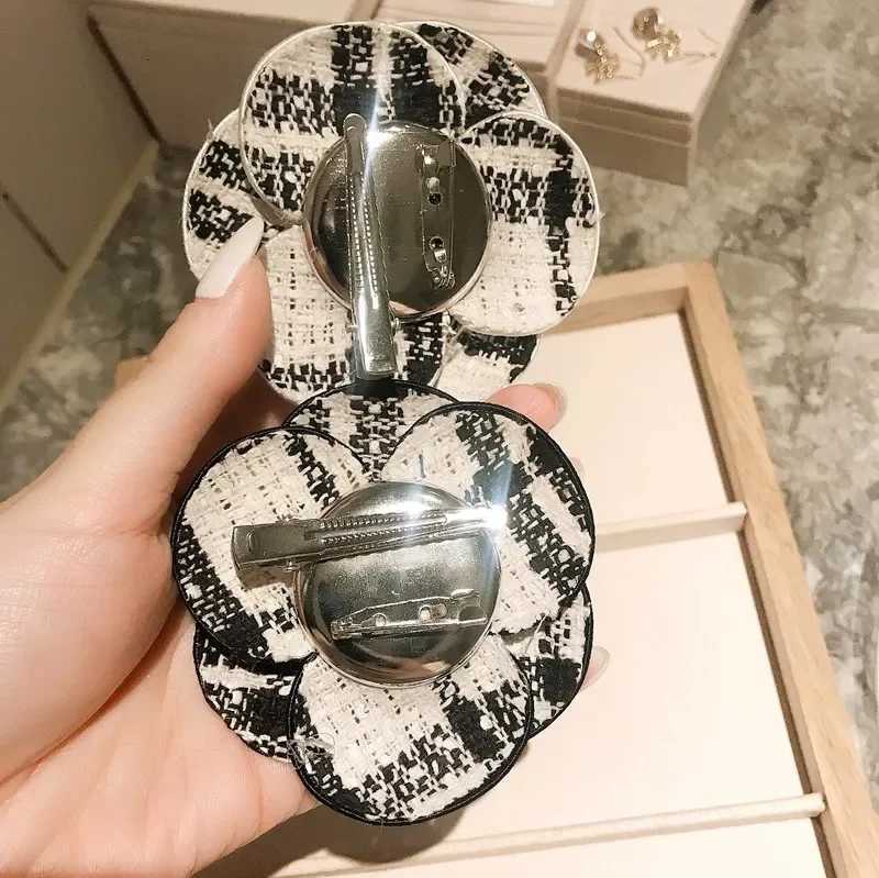 Luxury New Fabric Camellia Flower Brooch Korean Pearl Rhinestone Corsage Shirt Collar Pins Fashion Jewelry Gifts for Women Accessories Y251111